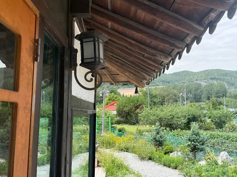 카페히든의 고풍스러운 외관