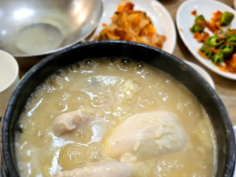 삼계탕과 함께 나오는 맛깔스러운 밑반찬