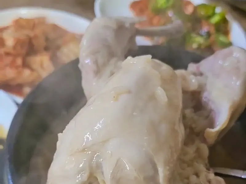 살이 야들야들한 삼계탕