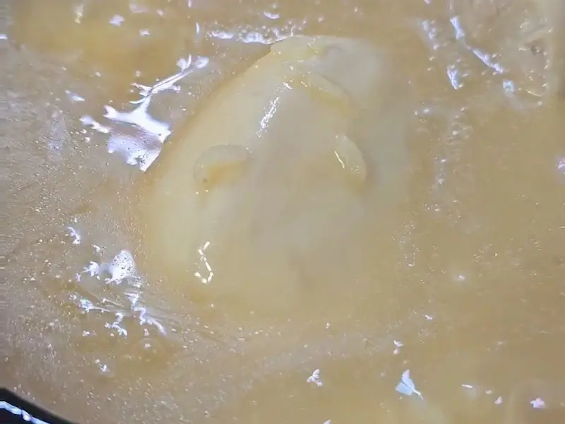 뽀얀 국물이 인상적인 삼계탕