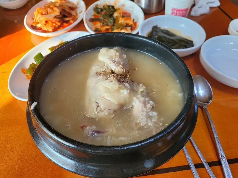 뚝배기에 담겨 나오는 삼계탕