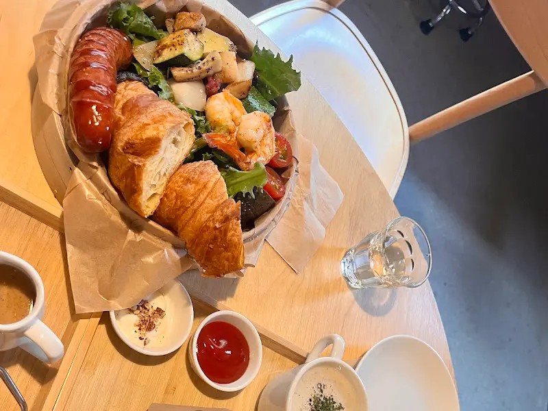 브런치 바스켓과 커피