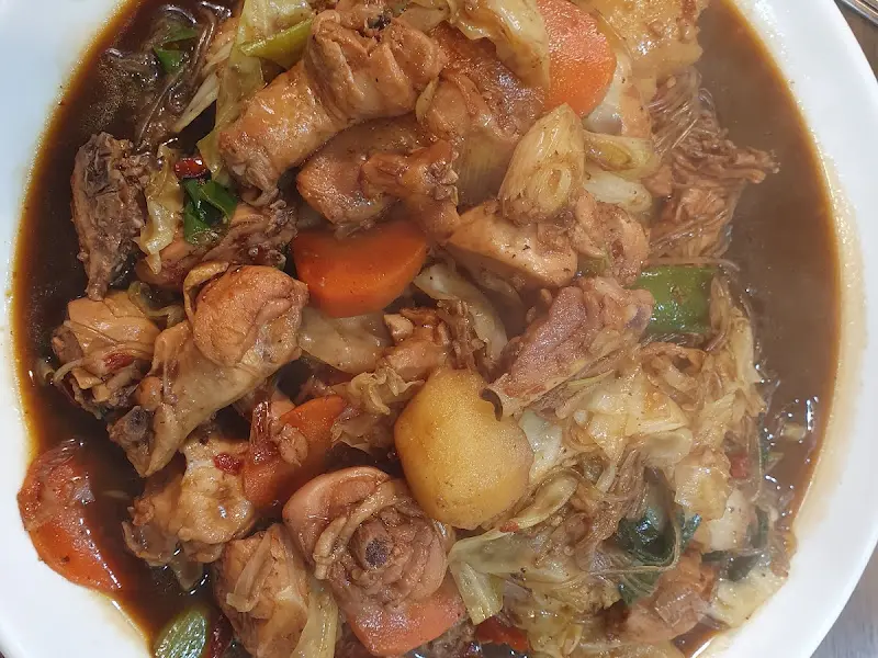 닭고기와 야채가 듬뿍 들어간 찜닭