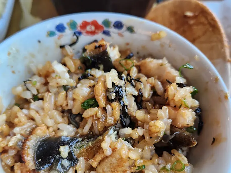 히츠마부시를 녹차 육수에 말아 먹는 모습