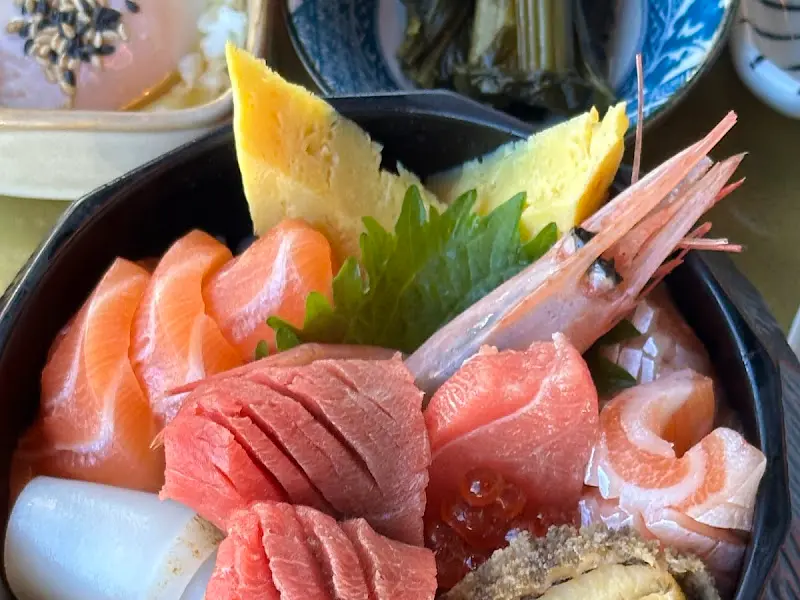 카이센동에 푸짐하게 담긴 해산물