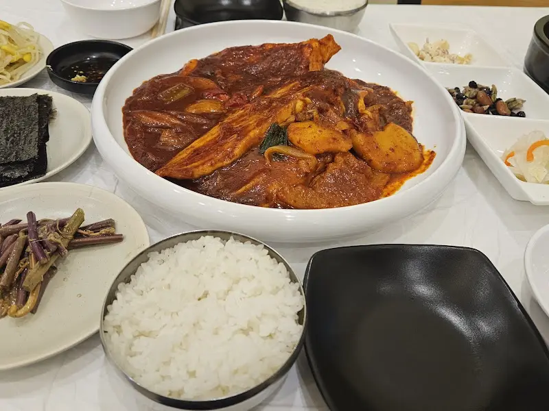 가오리찜과 다양한 반찬이 차려진 테이블
