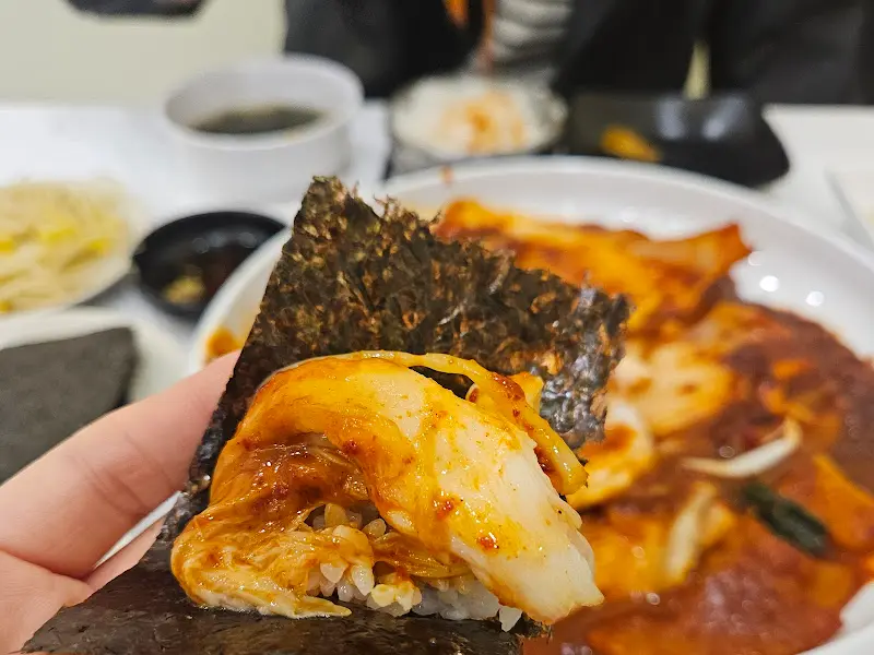 김에 밥과 가오리찜을 싸 먹는 모습