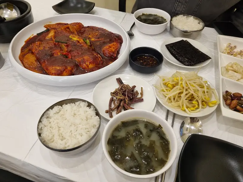 푸짐하게 차려진 가오리찜 한 상