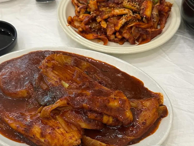 가오리찜과 오징어볶음의 환상적인 조합