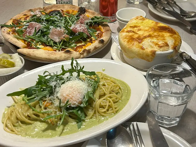 피자, 파스타, 스프가 함께 놓인 테이블