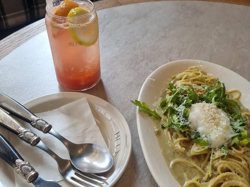 바질 페스토 파스타와 음료