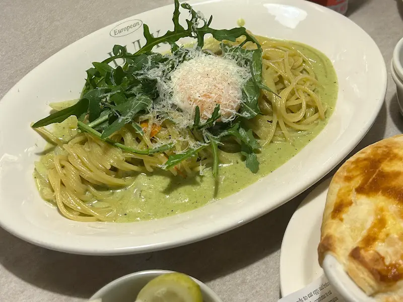 수란이 올려진 바질 페스토 파스타