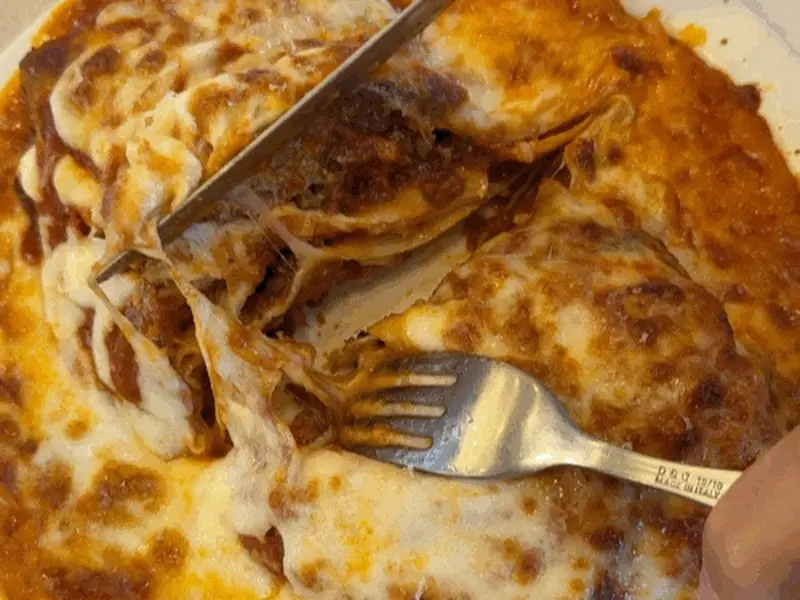 나이프로 라자냐를 자르는 모습