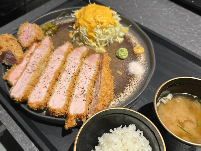 먹음직스러운 돈까스 정식 한 상 차림