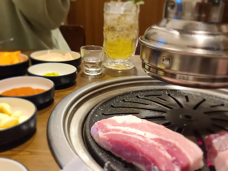 고기를 굽는 모습