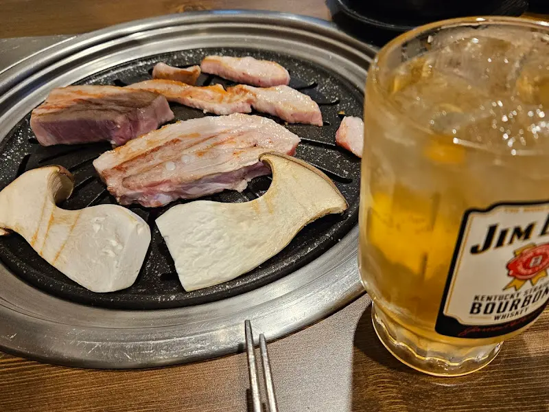 잘 구워진 돼지고기와 김치