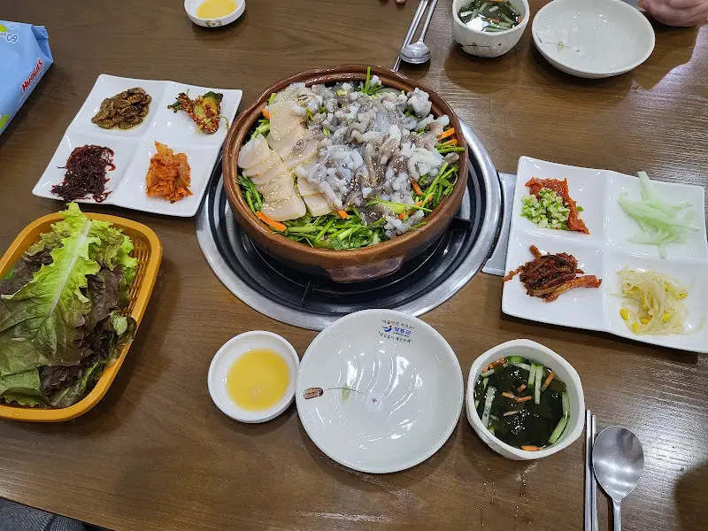 푸짐한 밑반찬과 함께 차려진 낙지 삼합 한 상 차림