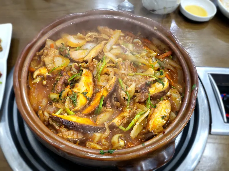 불판 위에서 익어가는 낙지, 키조개, 삼겹살의 환상적인 조합