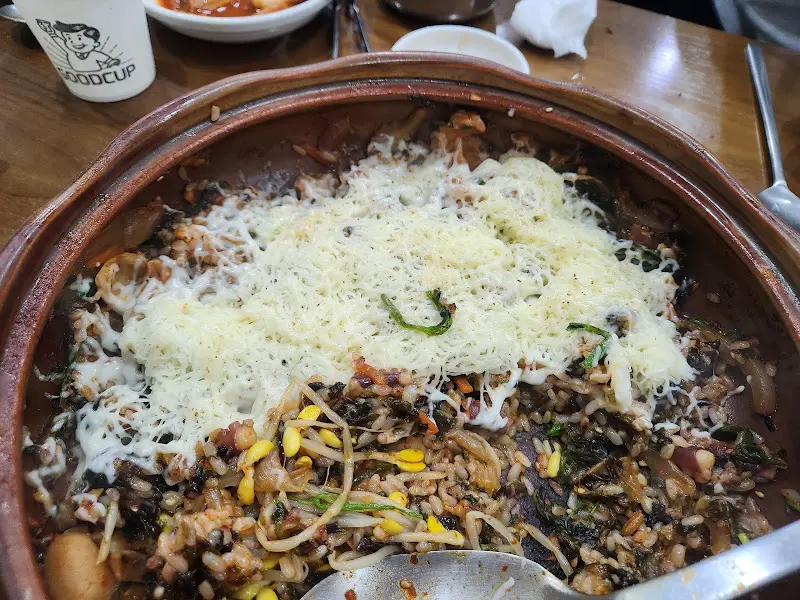 치즈가 듬뿍 올려진 환상적인 치즈 볶음밥