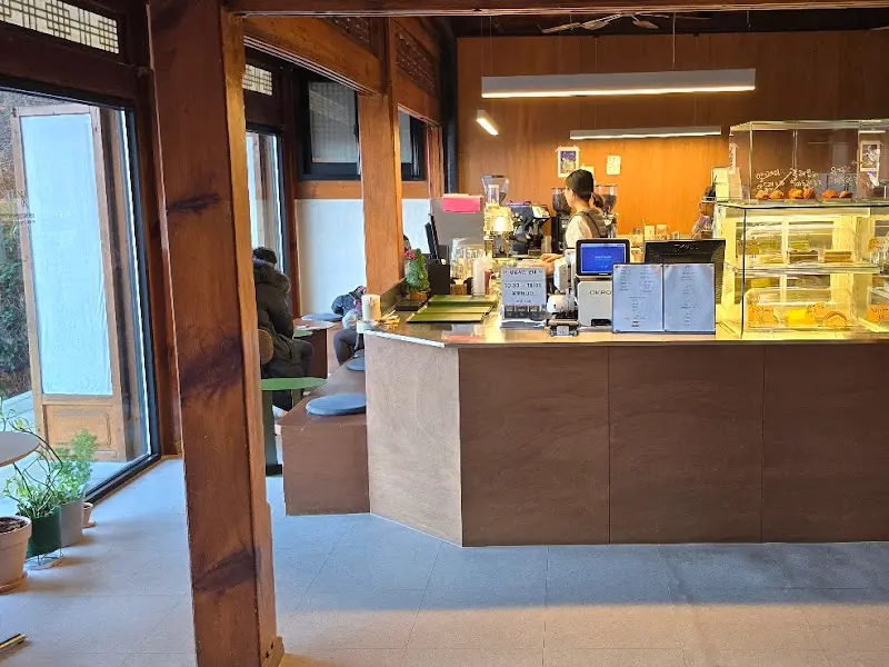 카페 내부 카운터의 모습