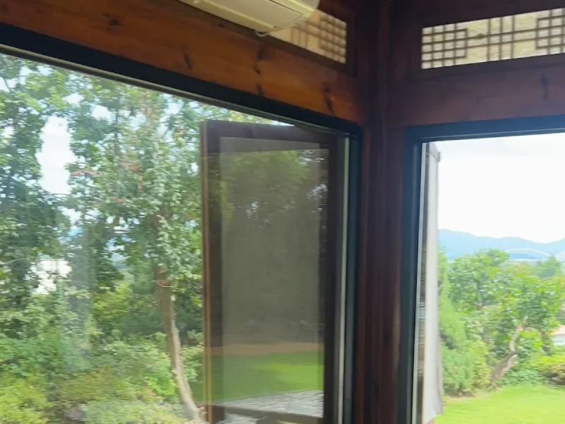 창문을 통해 보이는 푸르른 풍경