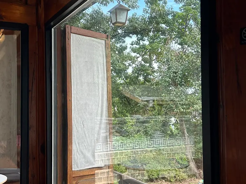 한옥 창문과 바깥 풍경