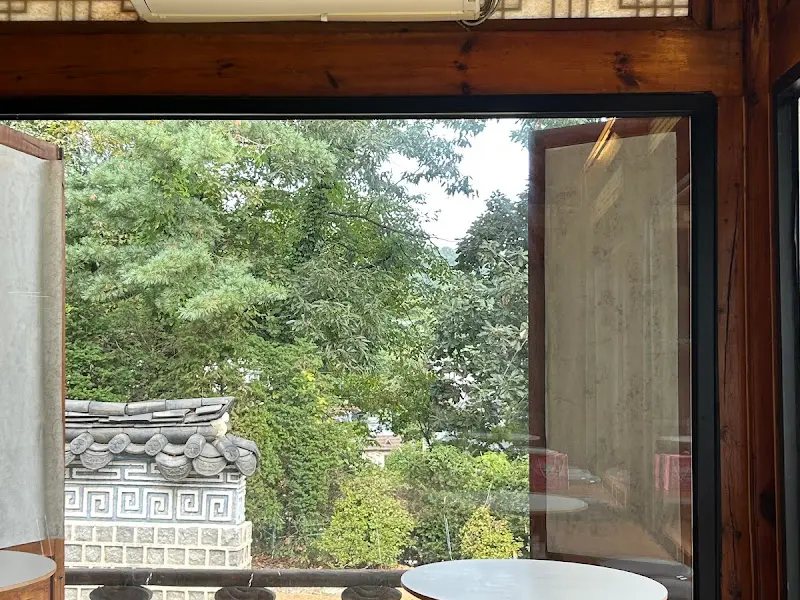 한옥 창문을 통해 보이는 나무