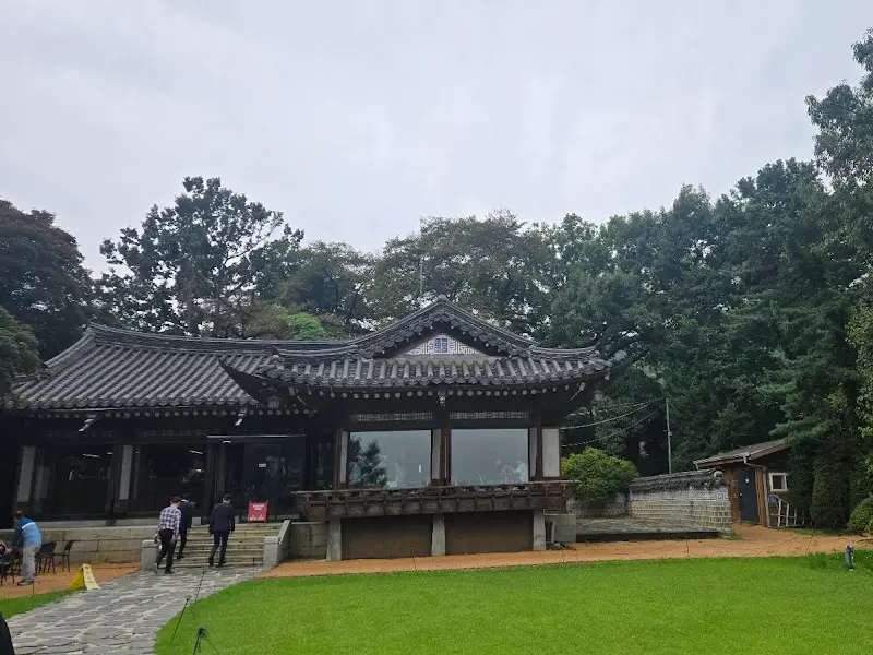 한옥 카페의 전경