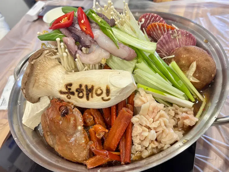 해산물이 듬뿍 들어간 홍게탕