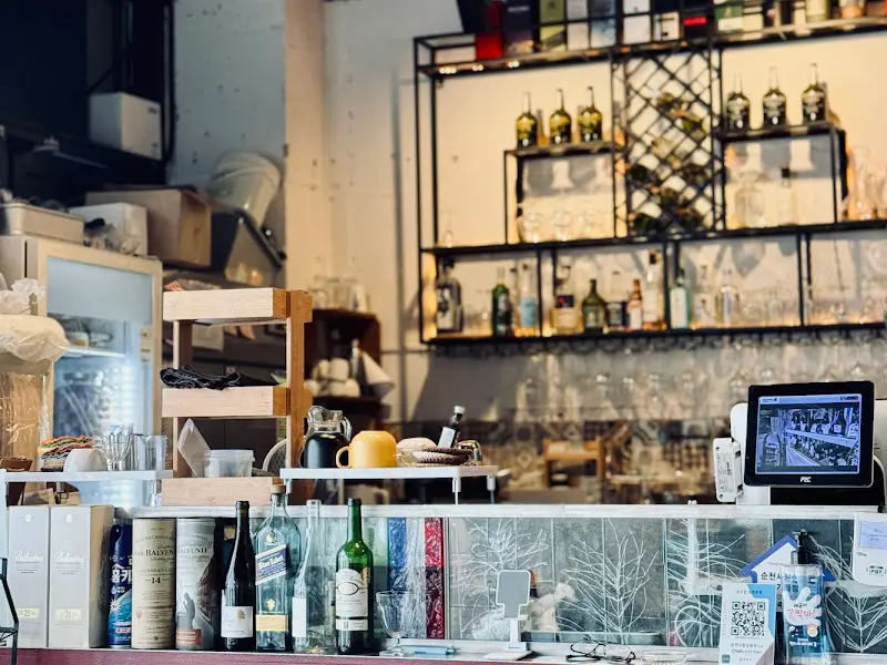 다양한 와인이 진열된 르꼬앙 내부