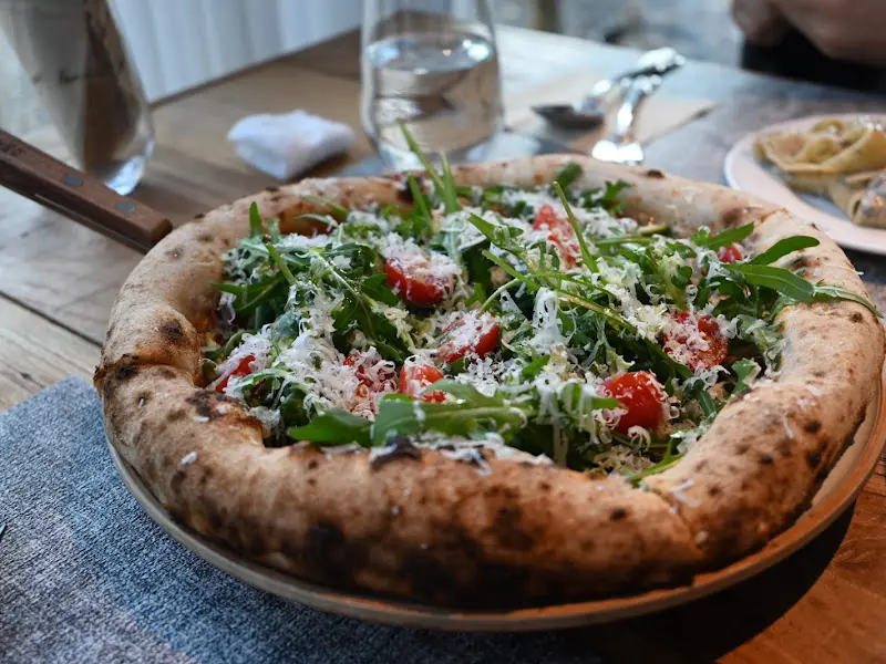 루꼴라와 토마토가 듬뿍 올려진 잠봉뵈르 피자