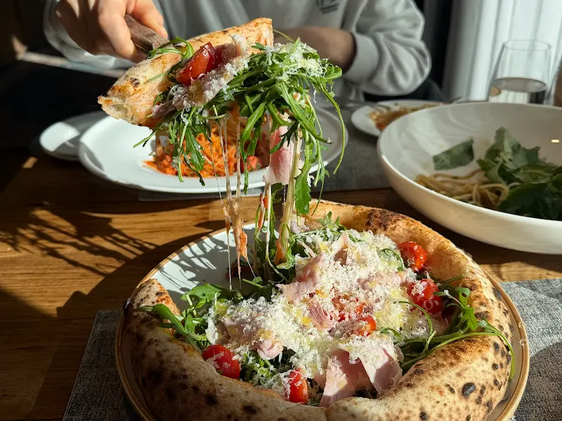 살시챠 라구 파스타를 들어올리는 모습