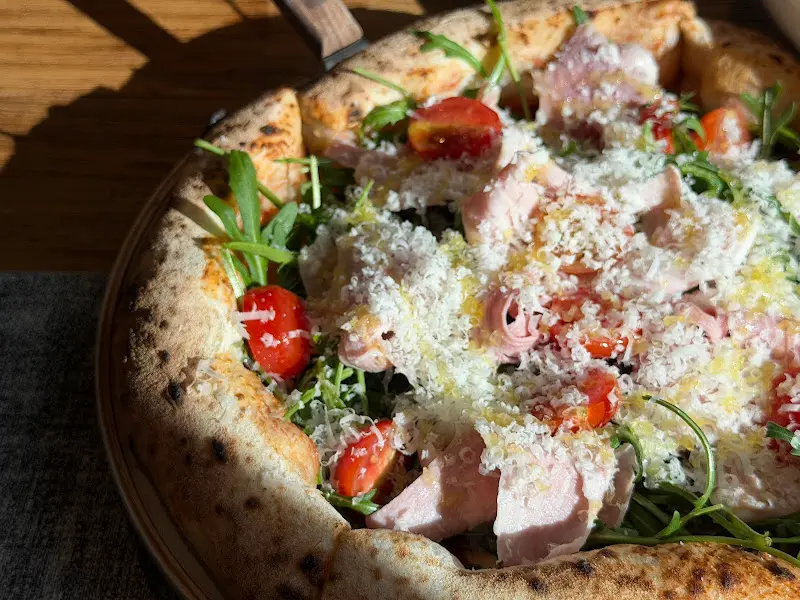 피자에 올려진 루꼴라와 토마토