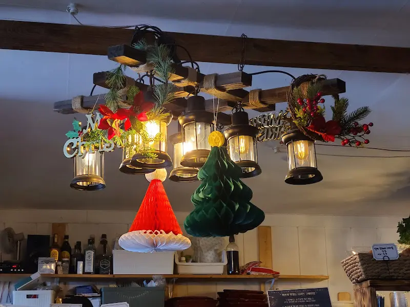 천장에 달린 램프 장식