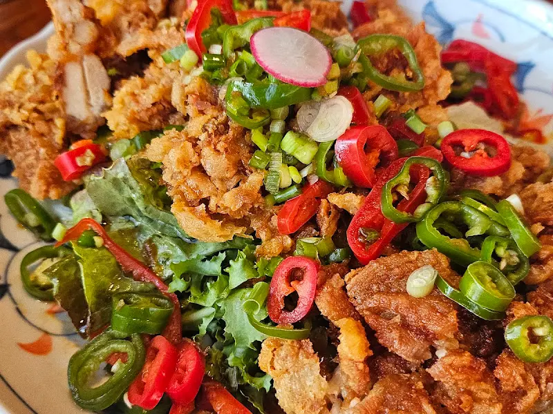 붉은 고추가 듬뿍 올려진 깐풍기