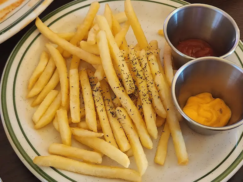 갓 튀겨져 나온 감자튀김