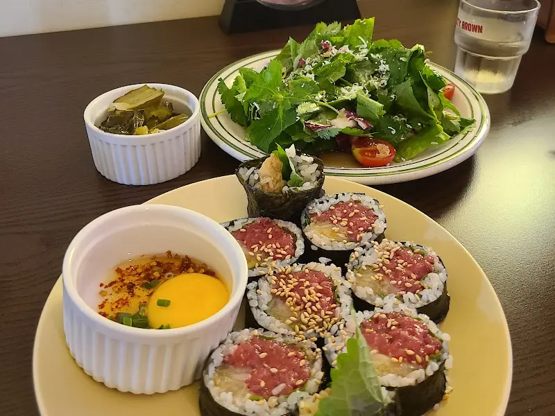 육회김밥과 샐러드