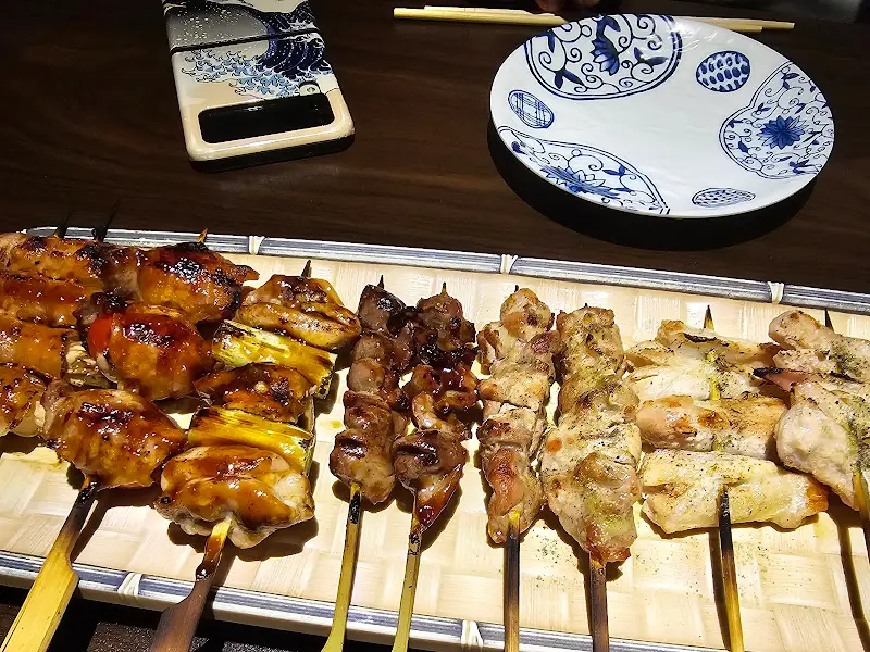 다양한 꼬치들이 담겨 있는 접시