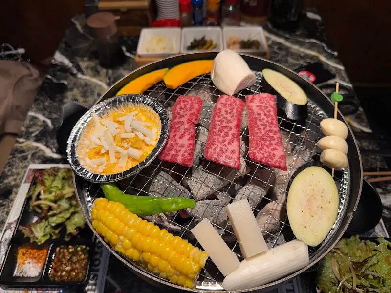 숯불 위에서 구워지는 와규의 향연