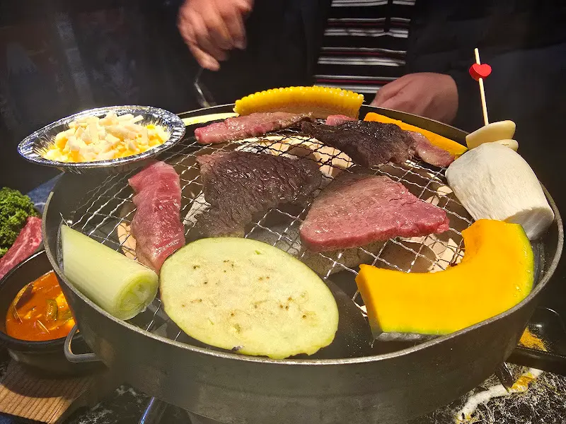 숯불 위에서 맛있게 익어가는 와규