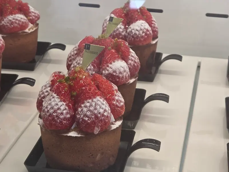 쇼케이스 안에 진열된 먹음직스러운 복숭아 케이크