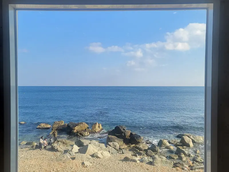 창밖으로 보이는 푸른 바다와 해변