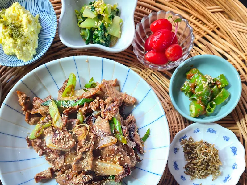 채반 위에 놓인 다양한 반찬들