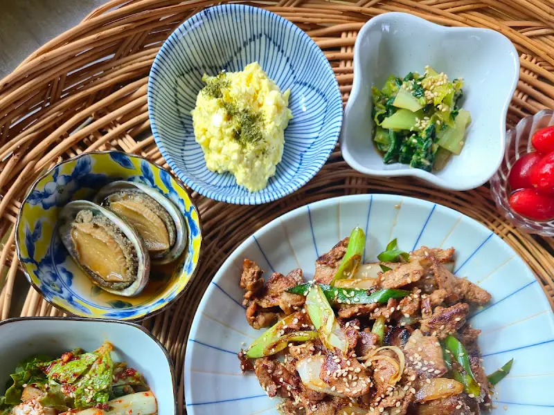 채반 위에 차려진 흑돼지 간장불고기 한상차림