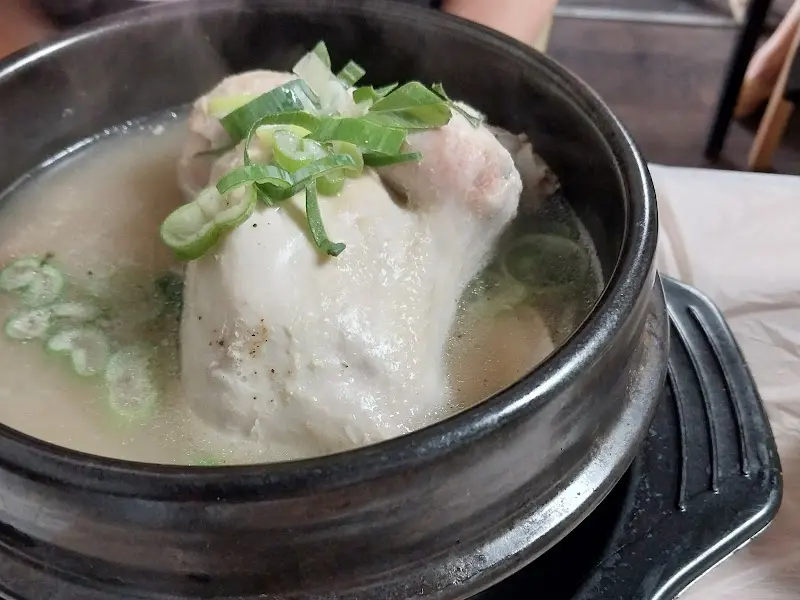 뽀얀 국물의 삼계탕