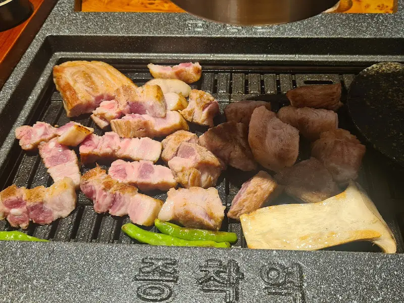 삼겹살과 버섯이 구워지는 모습