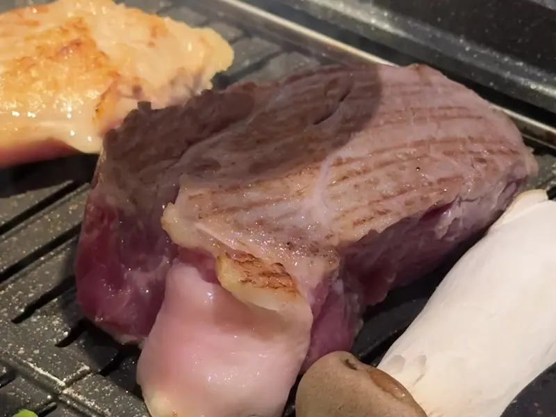 불판 위에서 익어가는 고기