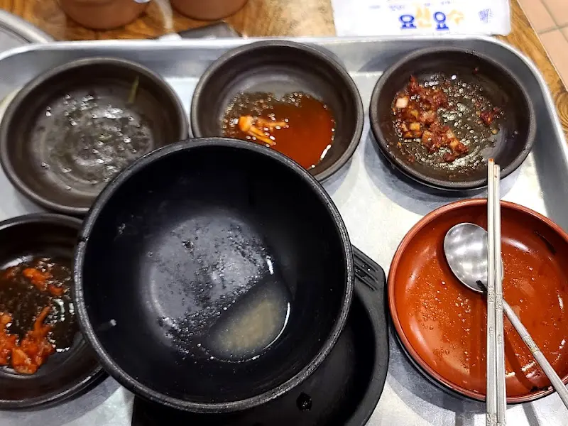 콩나물 국밥과 다양한 반찬들