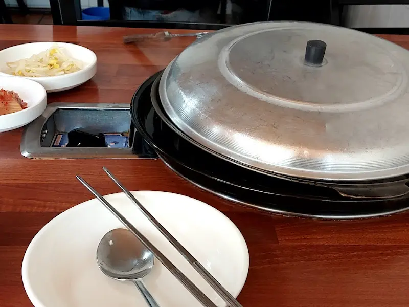 부대찌개가 끓기 전, 밑반찬과 함께