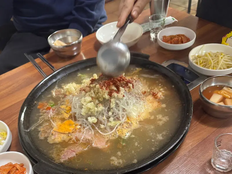 끓기 시작한 부대찌개에 다진 마늘 투하